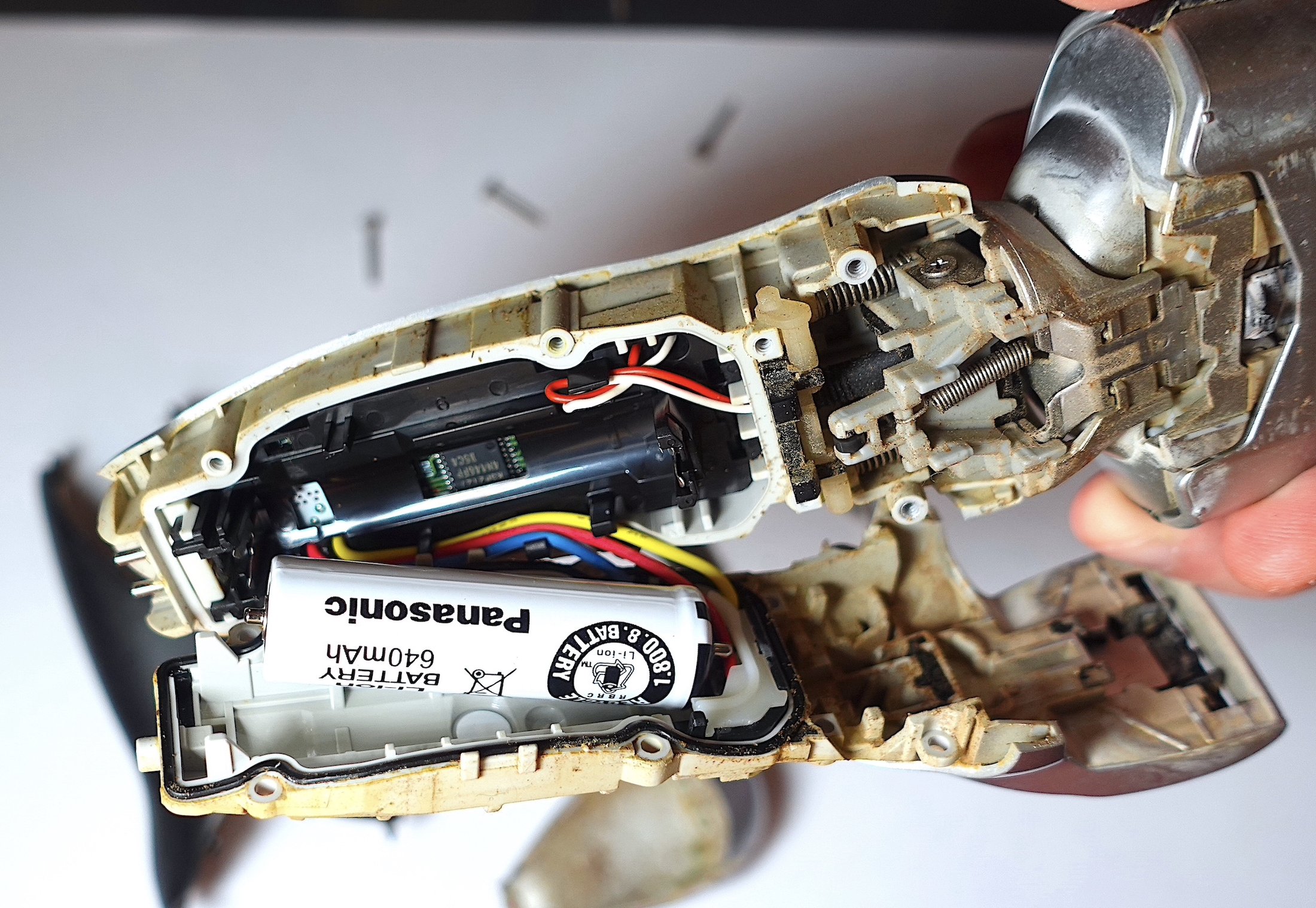 Výměna baterie v holicím strojku Panasonic